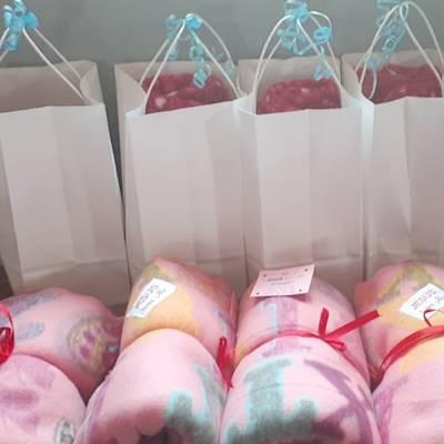 Gifts for year end to hand out to mom