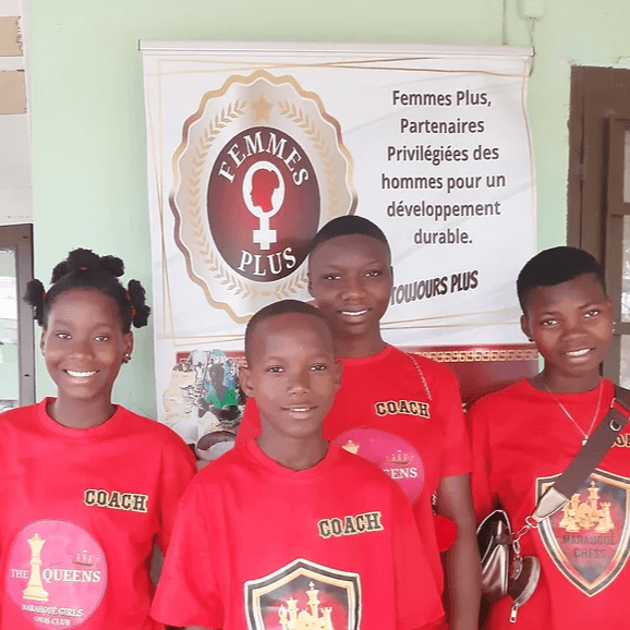 Aidez Femme Plus par donating chess sets pour our chess team to be able to practice & teach chess