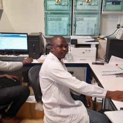 Les équipes de Médecins Humanistes dans un laboratoire biologique pour analyser les charges virales