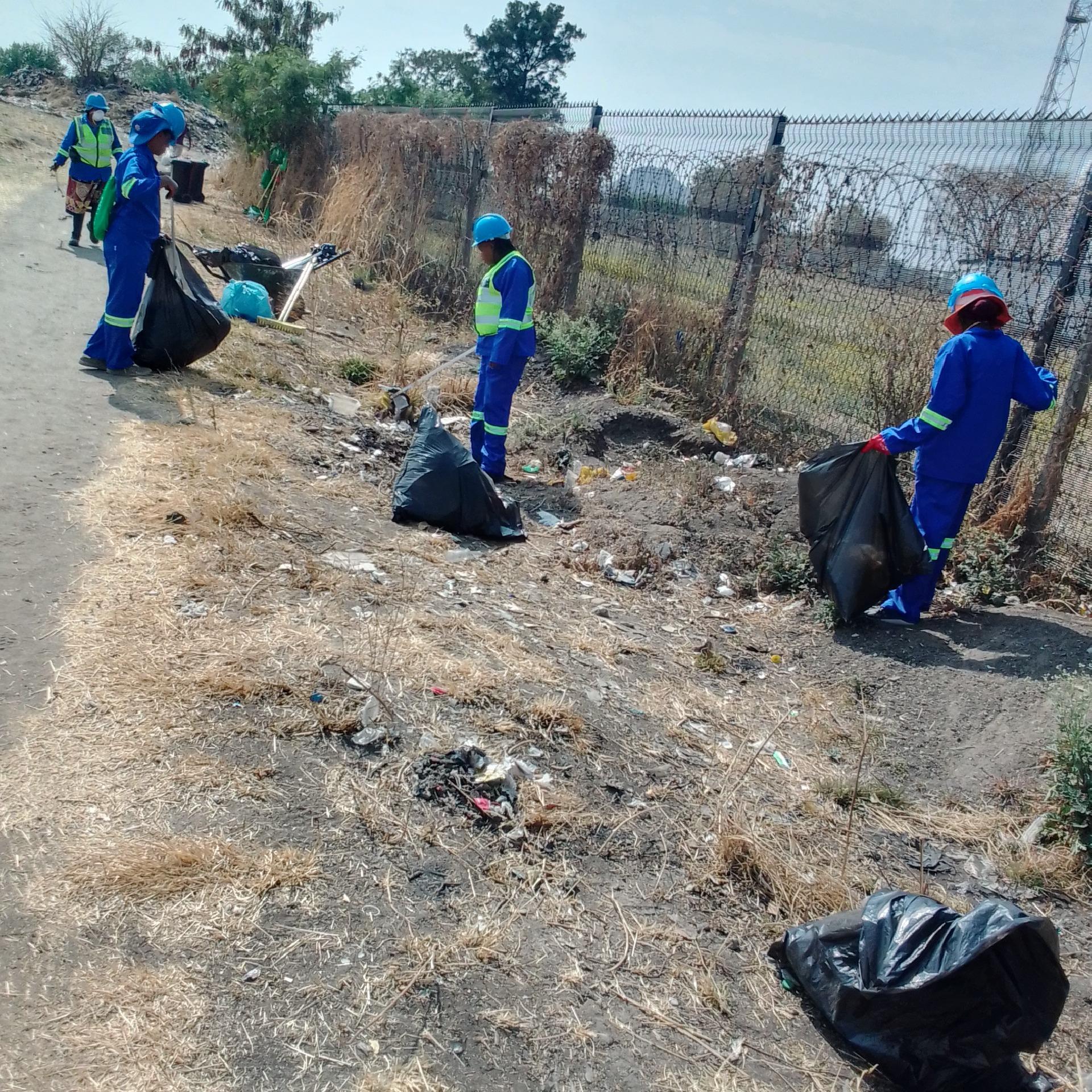 Wastes Liter Pickings in the Community Streets and Roads