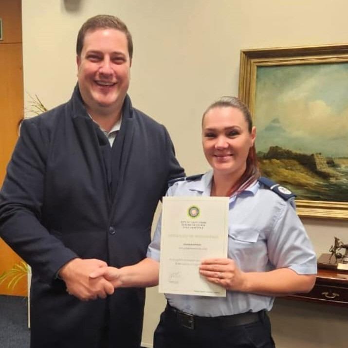 Inspector Crystal Fester receives a Certificate of Recognition as a City of Cape Town Hero from Executive Mayor Geordin Hill-Lewis