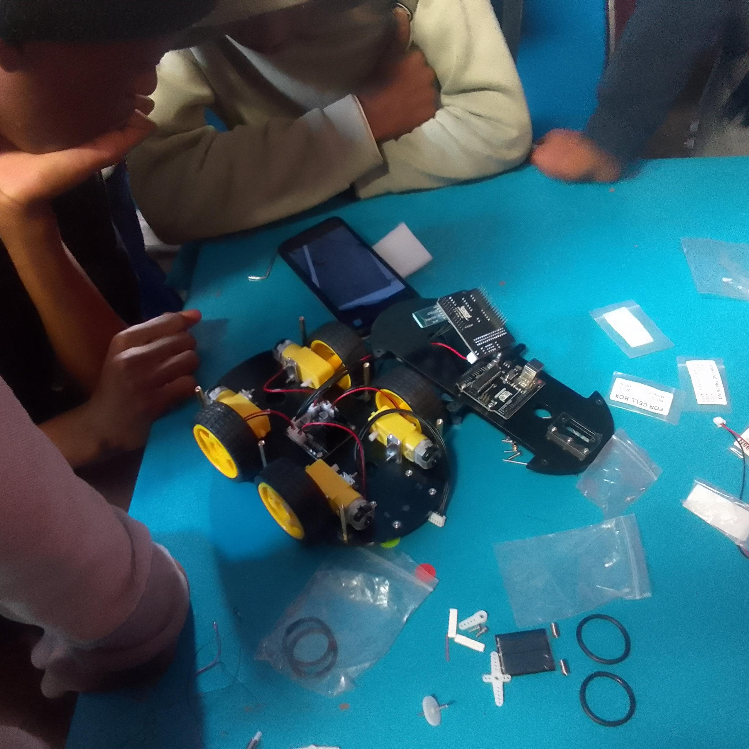 Assembling and Robotics learning with young people