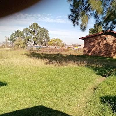 Help Sakh'ulwazi Foundation with 20 volunteers for School yard cleaning