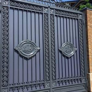 Help Mina Se Kinnes NPC by Donating and installing security items for protecting our safe home and its occupants