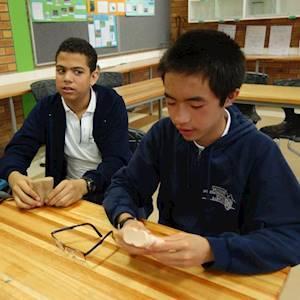 How does a testicular cancer feel like?
We use educational testis models where one can feel how it feels.