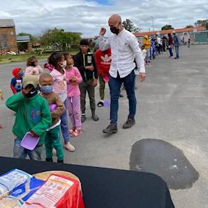 #Ubuntu drives us to spread love. It encourages us to lift vulnerable communities up and to ensure that those communities become sustainable, with the capacity to fend for themselves in the future.
Since lockdown began back in March, we've served:
- Hot meals and breakfast prepared & distributed: 312,123
- Sandwiches collected, made & distributed: 3,226,647
- Boiled eggs distributed: 335,855
- Bulk produce and groceries distributed: 998,945 KGs
The above equates to a total of 8,517,732 meals! Seriously incredible results, but it's just a drop in the ocean compared to the need.
Keep the Ubuntu spirit going by feeding someone in dire need. Donate whatever amount you can spare here: https://bit.ly/2I6UdIw